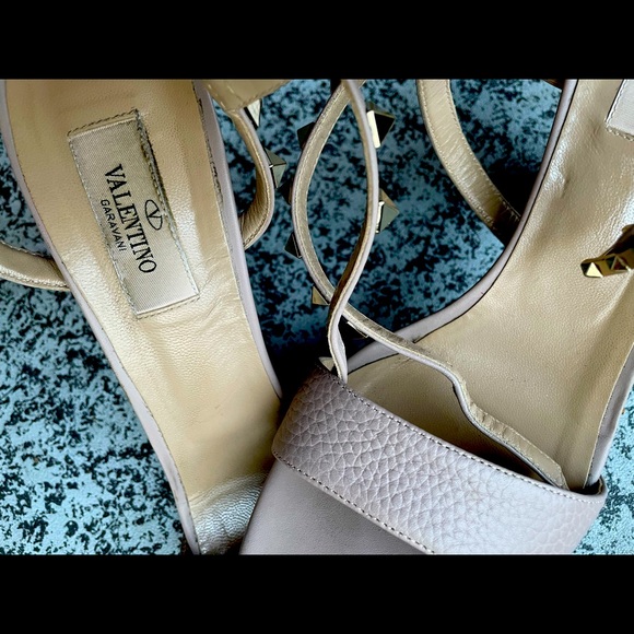 Valentino Garavani Women’s Studded Heal, size 8.5 (39) - Picture 12 of 14